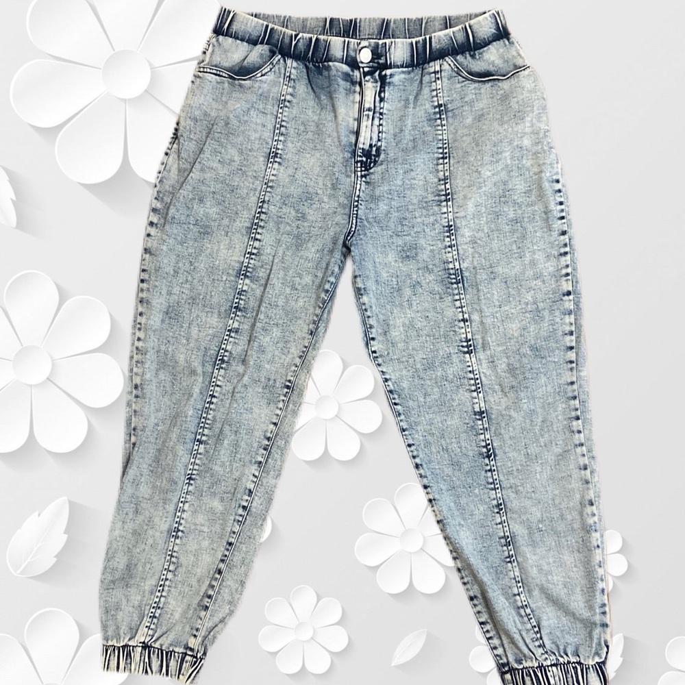 Oversized Jean from Wild Fable, light washed with zipper and elastic waste-band
